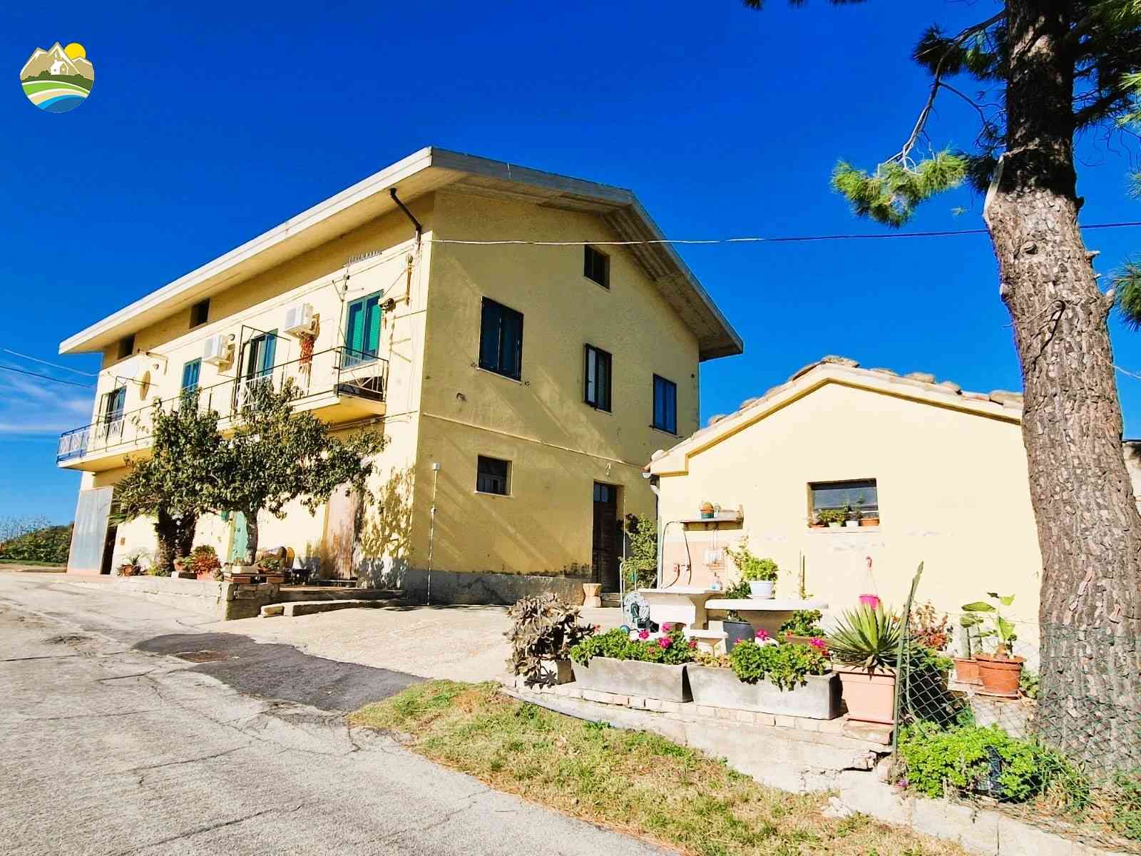 Country Houses Country Houses for sale Castiglione Messer Raimondo (TE), Casa Mare e Monti - Castiglione Messer Raimondo - EUR 297.996 10