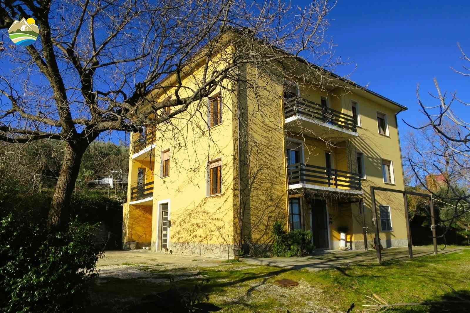 Country Houses Country Houses for sale Castiglione Messer Raimondo (TE), Casa Allamanda - Castiglione Messer Raimondo - EUR 125.068 850