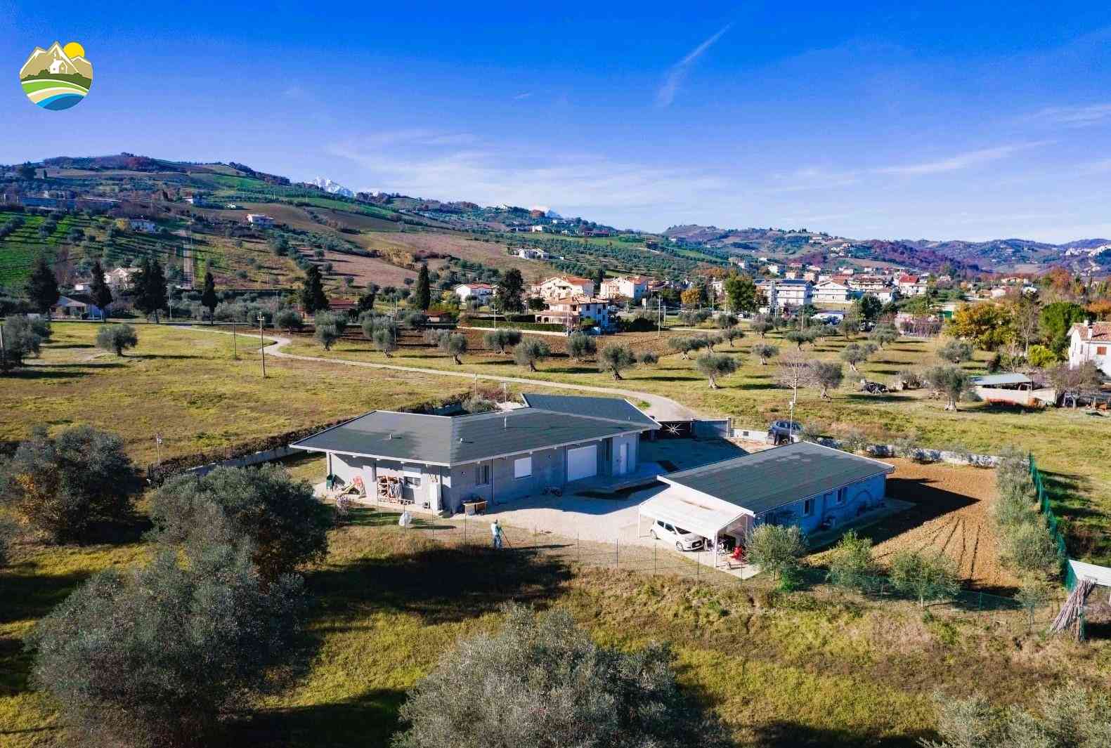 Villa Villa Luce - Castiglione Messer Raimondo - EUR 706.906